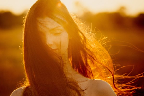 Человек в солнечных лучах