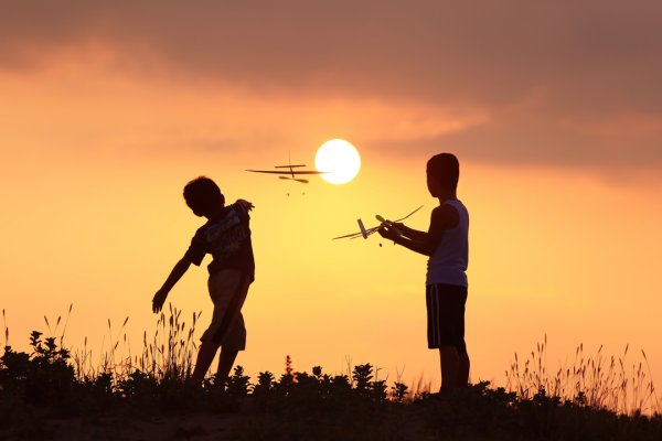 Дети на закате солнца