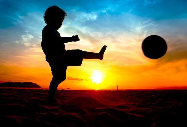 Футбольный мяч на фоне заката