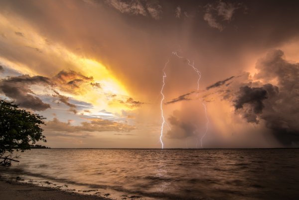 Гроза над морем