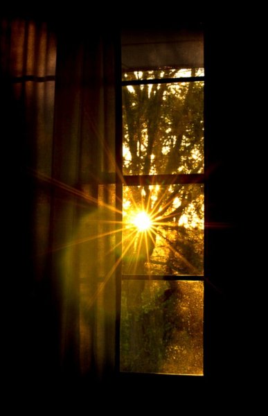 Луч солнца в окне