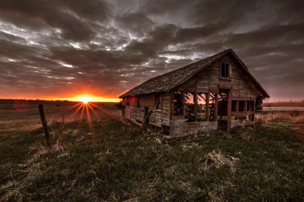 Картина восходящего солнца в доме