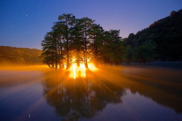 Остров на фоне заходящего солнца