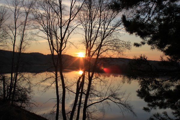 Рассвет на озере весной