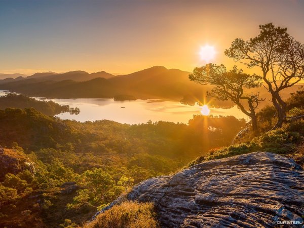 Горы в лучах восходящего солнца