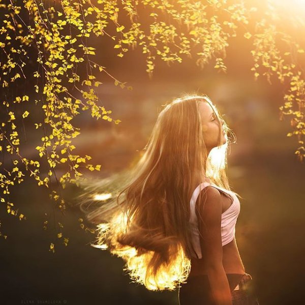 Девушка в солнечных лучах