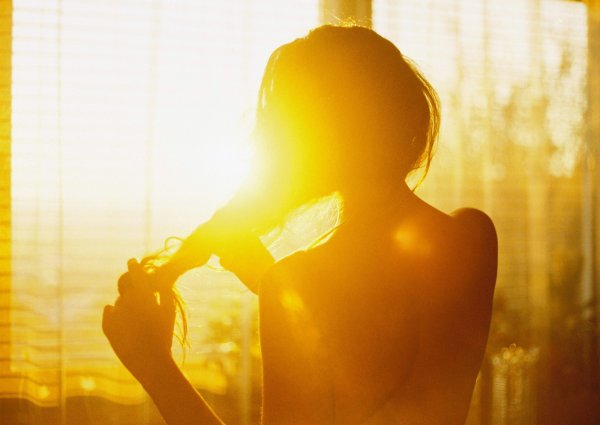 Девушка подняла ногу