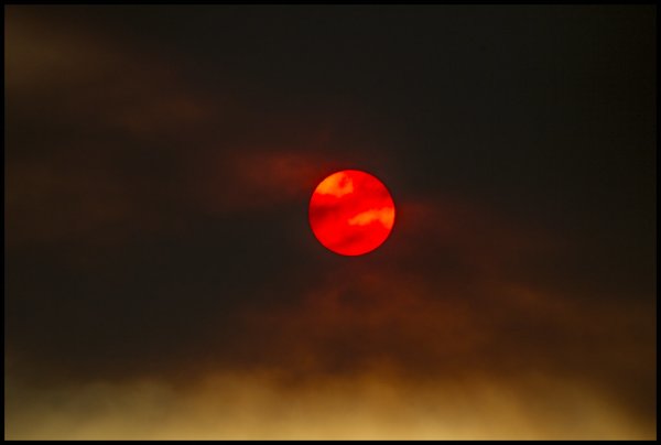 Красная Луна синее солнце