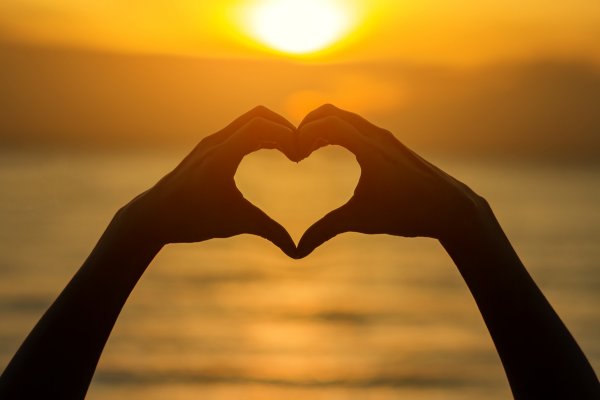 Сердце из рук на закате