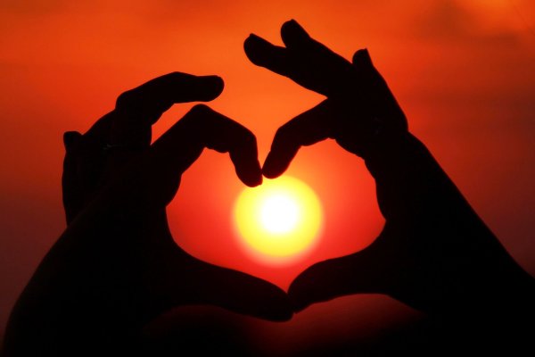 Сердечко руками фото