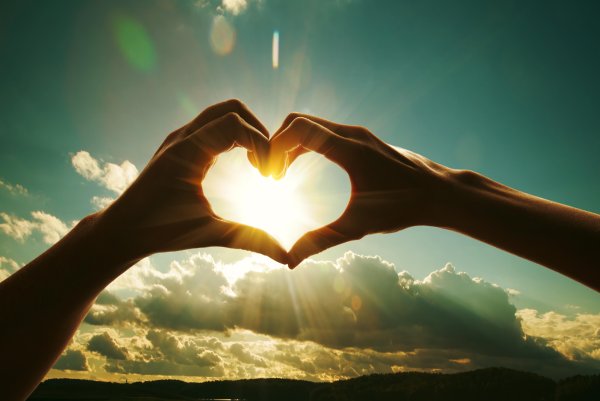 Счастливая девушка на закате