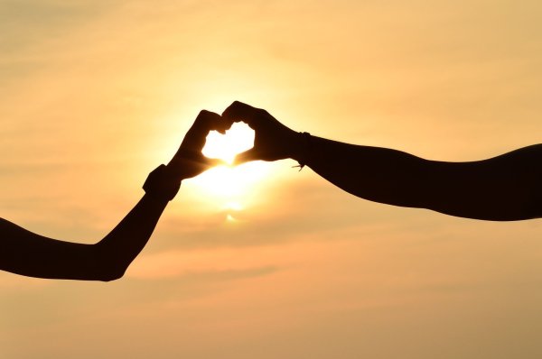 Сердце руками на закате