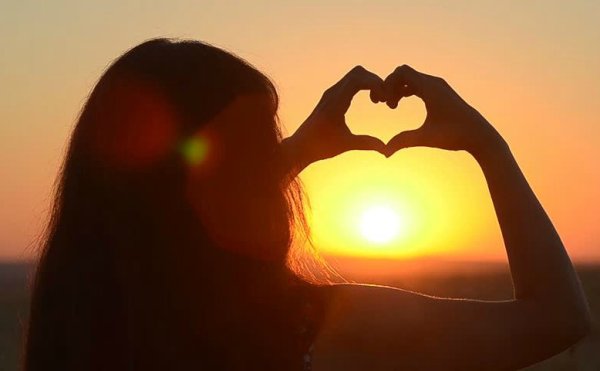 Силуэт мама с детьми на закате