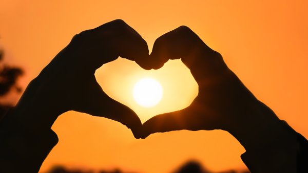 Девушка свет и солнце сердечко