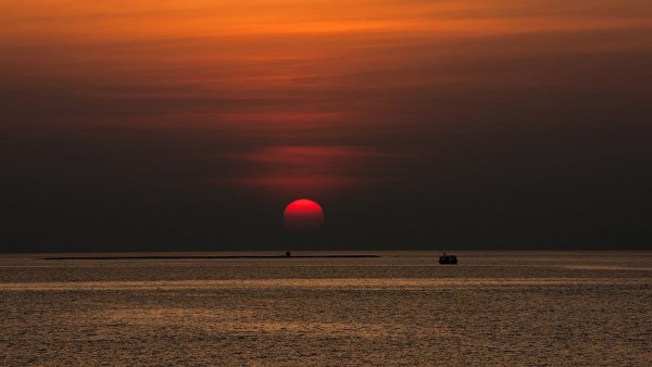 Красный закат на море