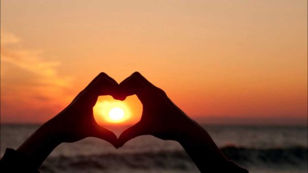 Снежное сердечко в руках