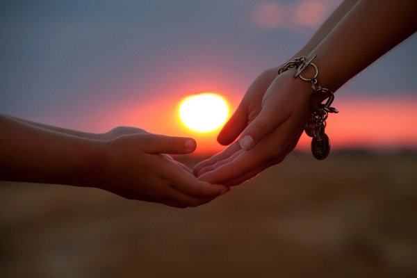 Руки сердечком и солнце