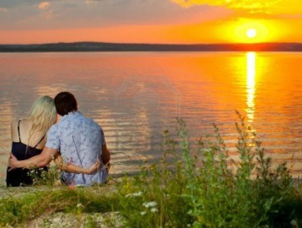 Закат на пляже с людьми