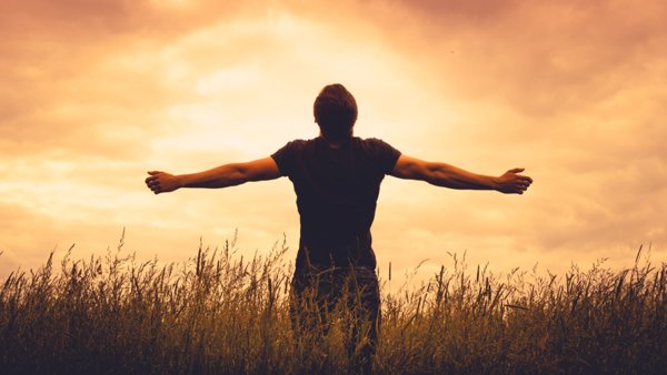 Девушка в небе арт