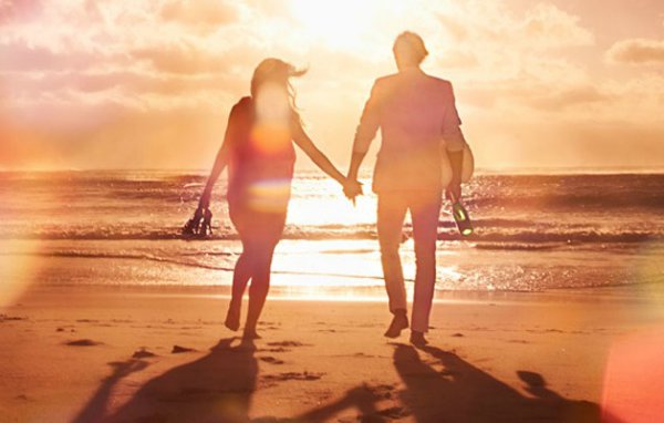 Мужчина и женщина идут по берегу