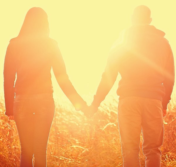 Мужчина и женщина взявшиеся за руки