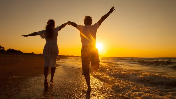 Фото пляж и двое под солнцем