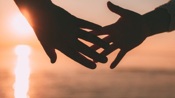 Две руки на закате