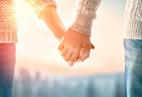 Мужчина и женщина держатся за руки