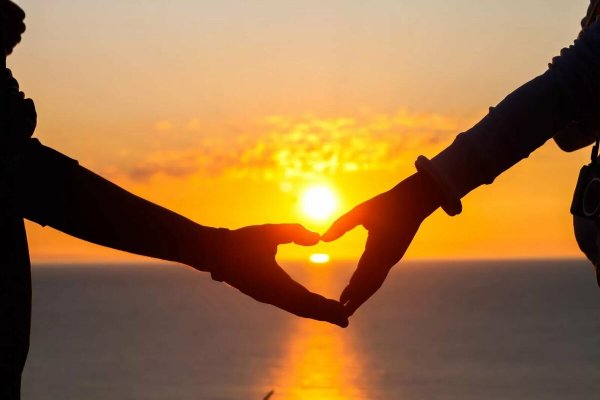 Руки влюбленных на закате