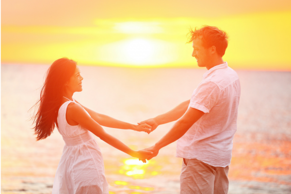 Влюбленные держатся за руки