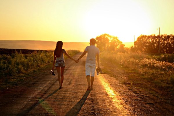 Двое идут по дороге