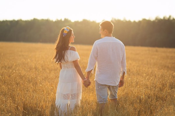 Фотосессия лав стори в поле