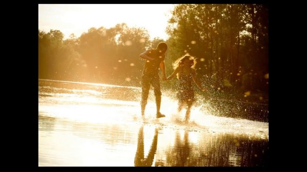 Влюбленные под летним дождем