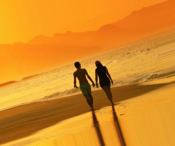 Прогулка по пляжу на закате