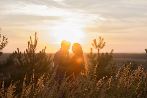 Влюбленные на море на закате