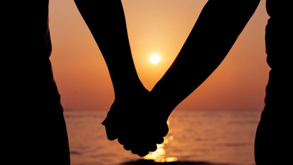 Влюбленные за руки