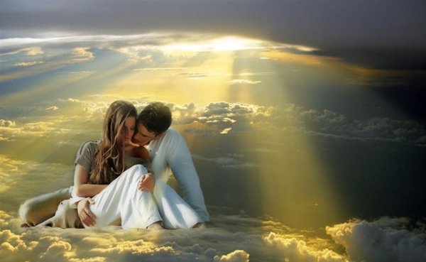 Мужчина и женщина обнимаются в поле