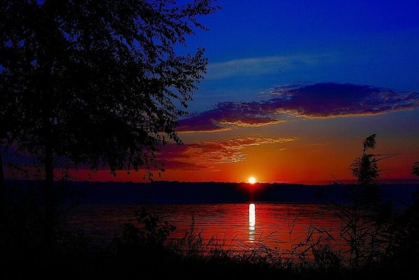 Закат Луны на море ночь