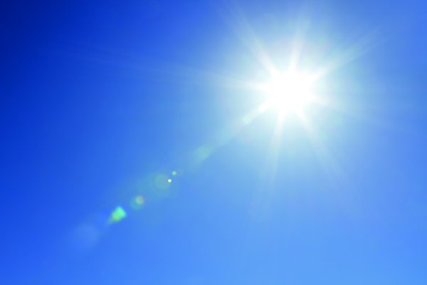 Голубое небо с лучами солнца