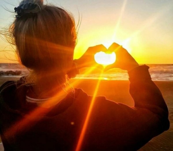 Нас окружает счастье