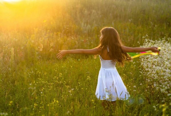 Девушка бежит по полю