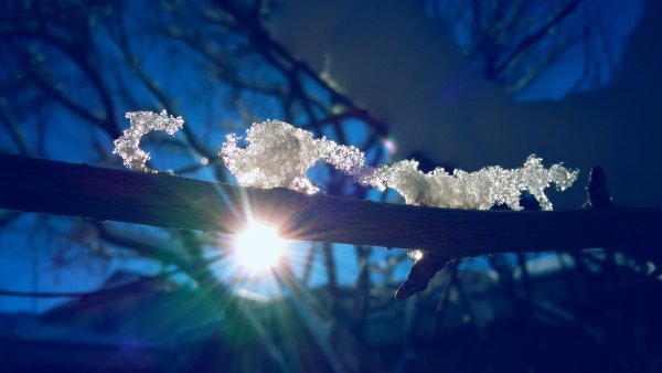 Тающий снег на солнце