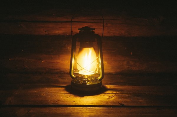 Керосиновая лампа на окне