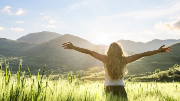 Девушка с протянутыми руками