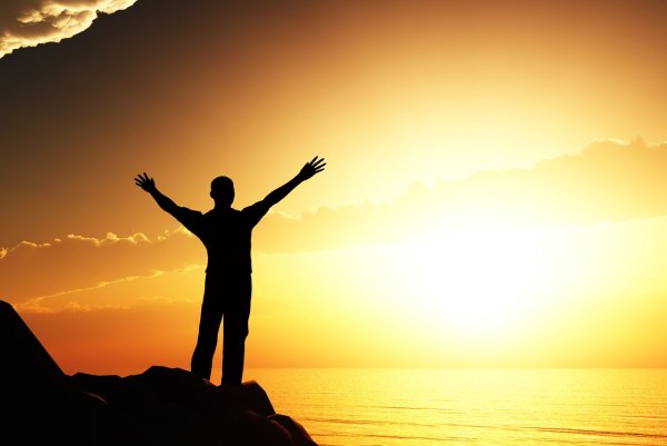 Человек на фоне солнца