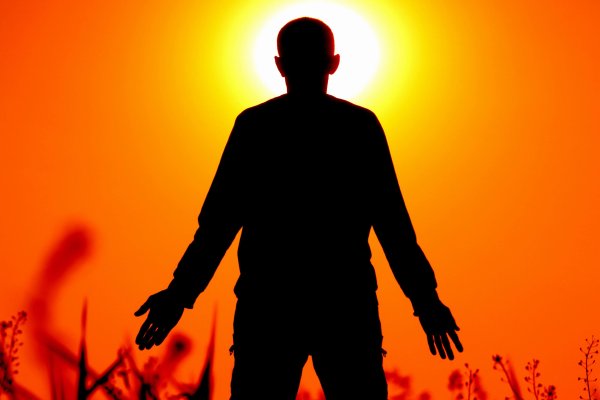 Человек на фоне солнца