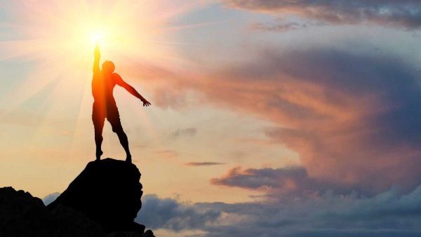 Мужчина на закате солнца