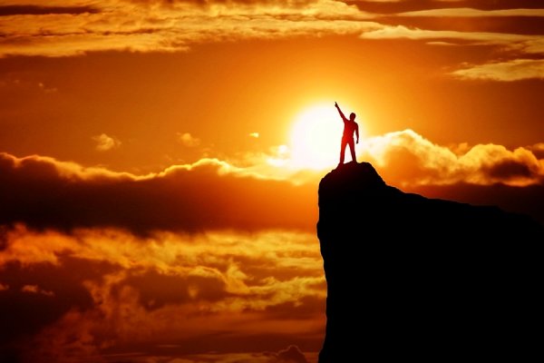 Мужской силуэт на фоне заката