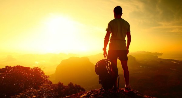 Человек и закат арт