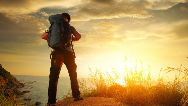 Человек в солнечных лучах